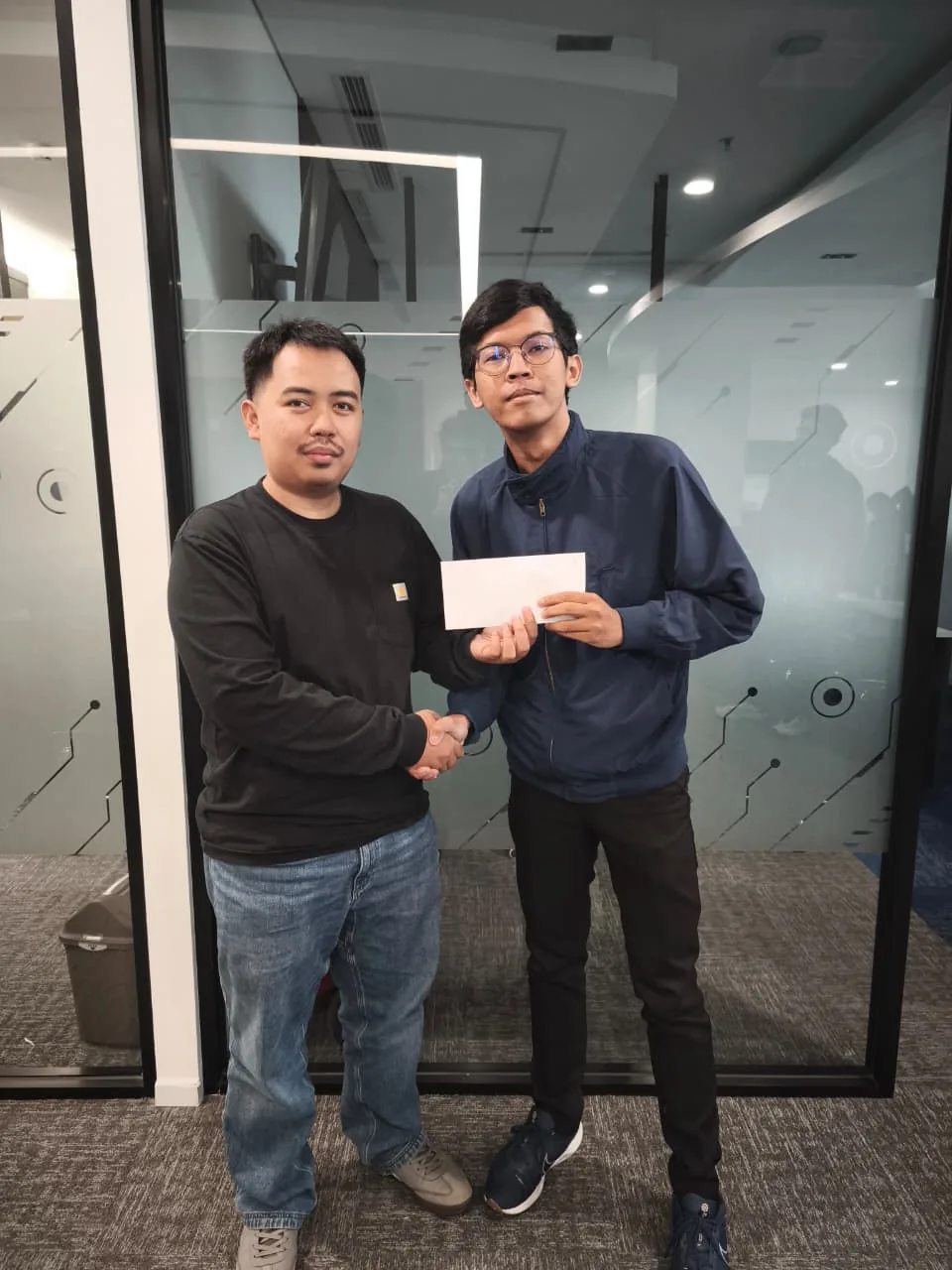 Amos menerima penghargaan dari Tora, Head Product
