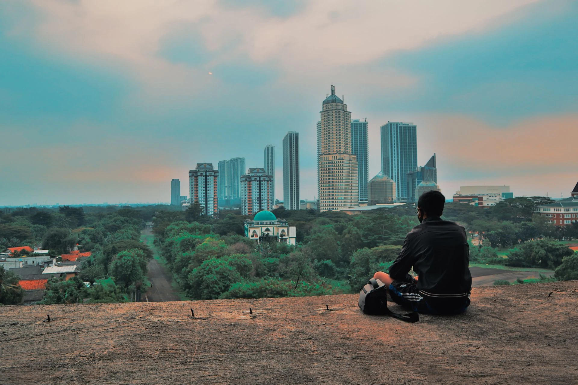 Foto Lippo Sunset dari koleksi Amos, seseorang memandang kota dari ketinggian