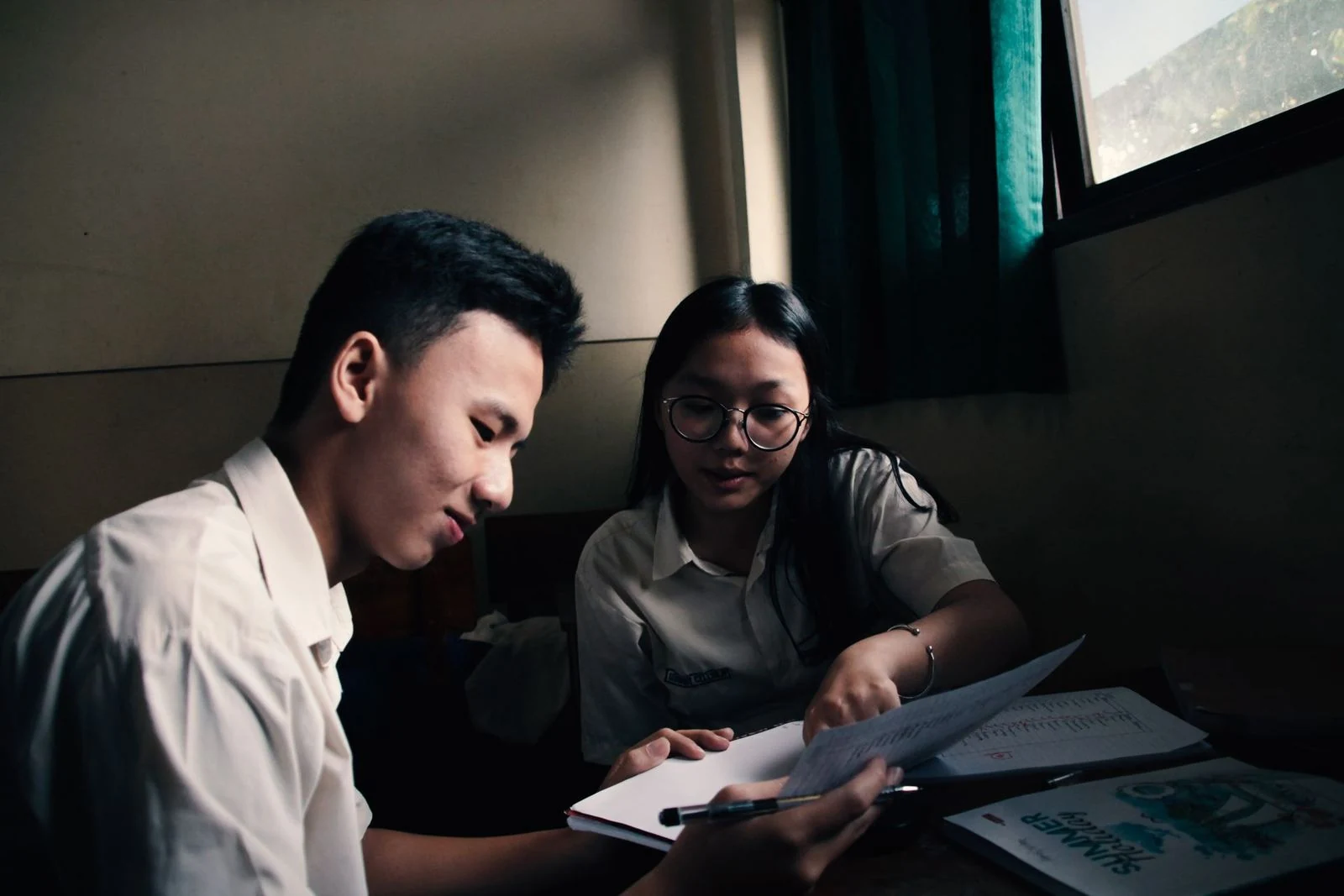 Momen belajar bersama yang direkam oleh Amos