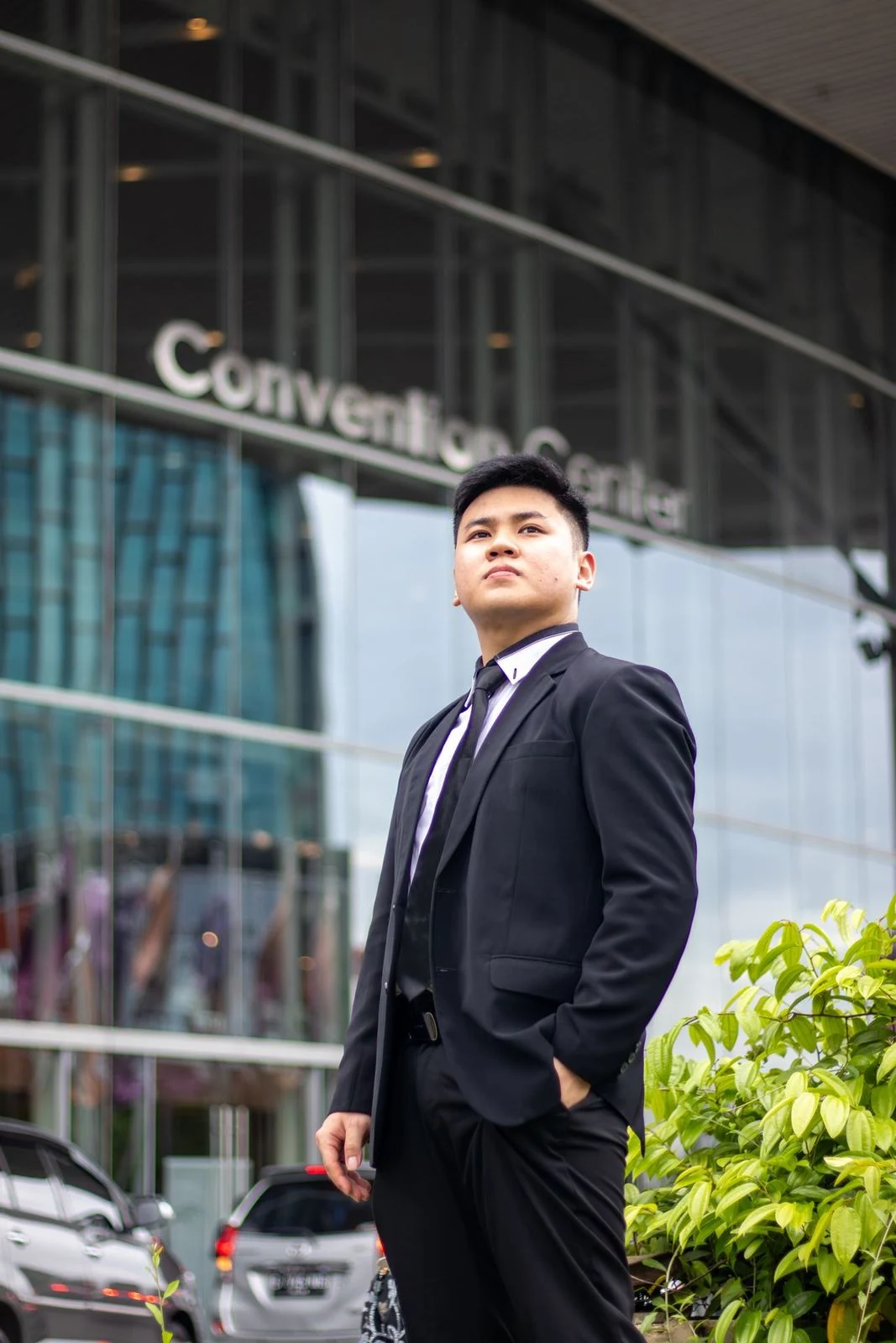 Portrait Moses Gusti di depan gedung